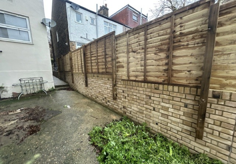 Fencing repair example completed by Applewood Construction